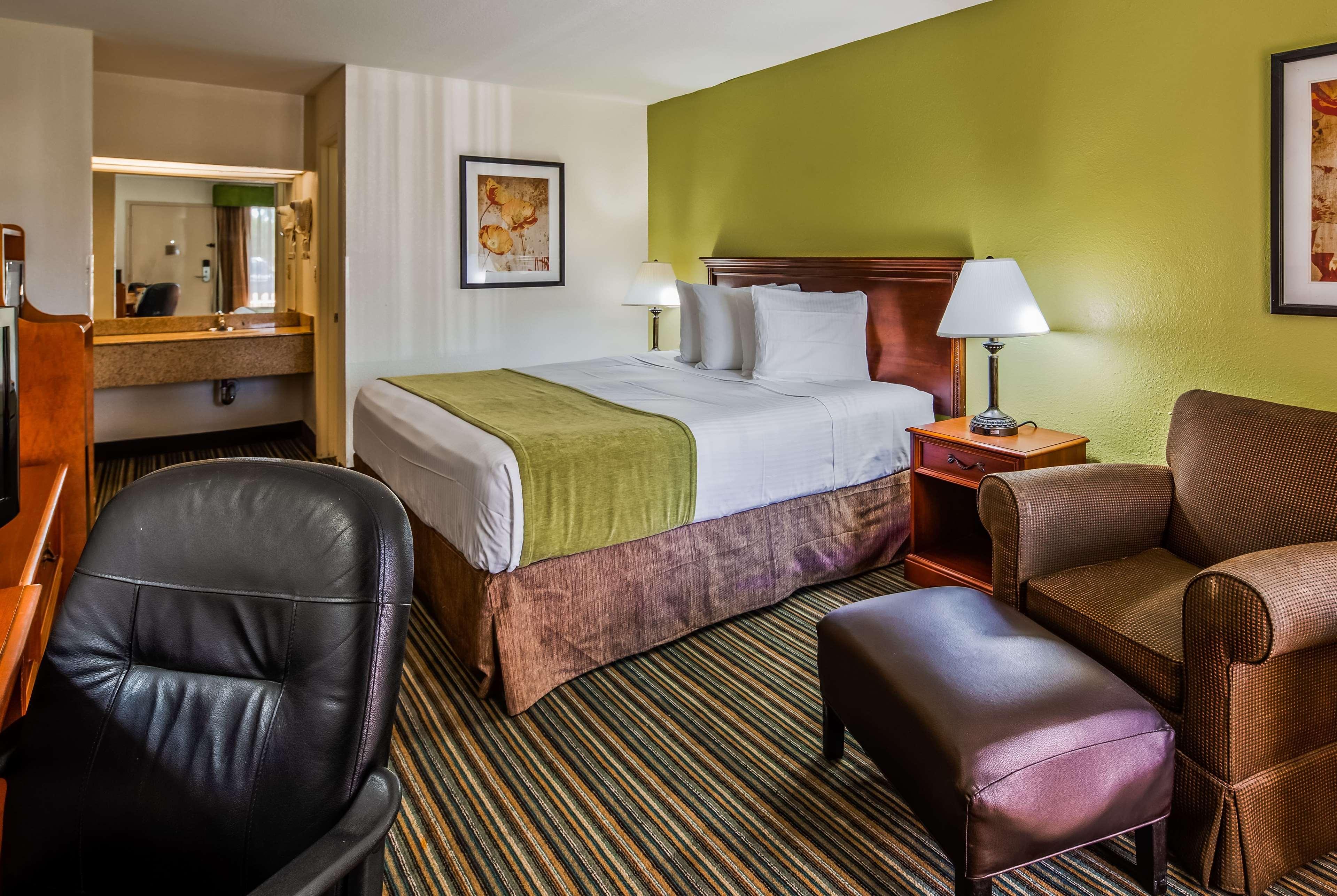 Ramada By Wyndham Savannah Gateway Motel