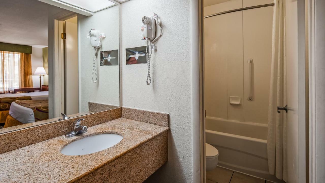 Ramada By Wyndham Savannah Gateway 3*
